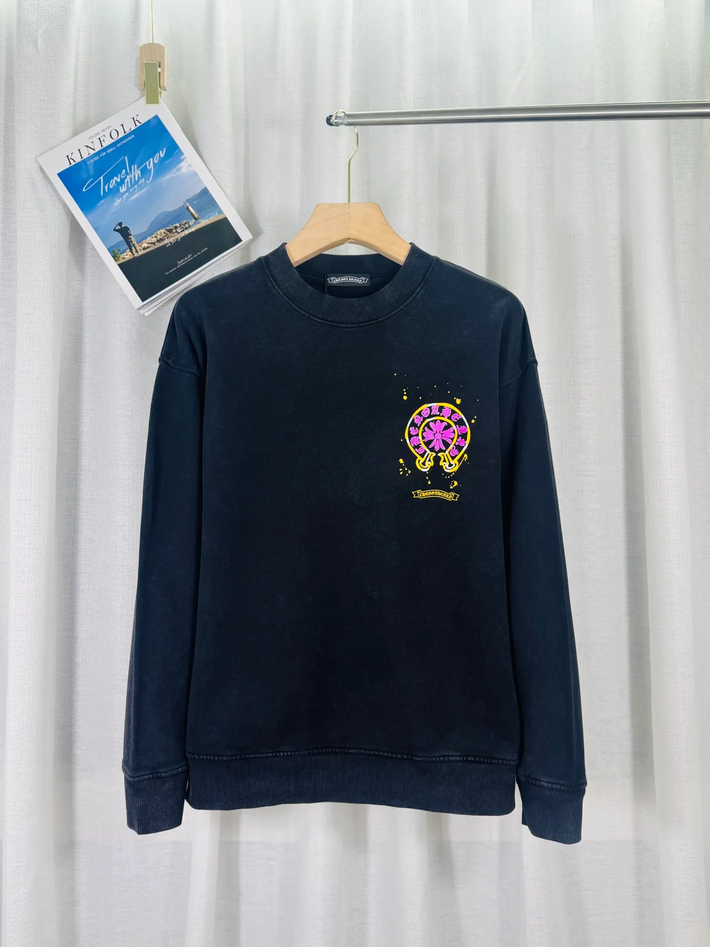 P270 top version, real shot without P, ​​different from market currency) 𝗖𝗵𝗿𝗼𝗺𝗲 𝗛𝗲𝗮𝗿𝘁𝘀/Croxin 2025 3D three-dimensional autumn and winter new original single counter American laser burnt 3D offset printing couple casual sweatshirt 👑The highest version! Customized fabric 430g tripe terry fabric! American pickling and distressing, fried snowflakes, 3D offset printing, best-selling model at the counter, very comfortable to wear. Accessories: original molded and authenticated collar label➕100% silk wash water label. Genuine purchase-grade original hangtag➕matching hanging rope➕3D hanging beads➕original packaging bag. Craftsmanship: The original version has consistent wiring! The highest version of the armhole matching technique! Color: Gray Black Size: S M L XL Style No.: 9317